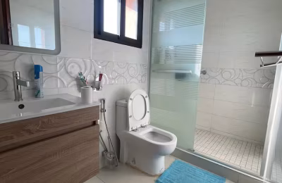 ALUGUEL: T2 Moderno na Polana Cimento A com Vista para a Baía | Segurança Reforçada